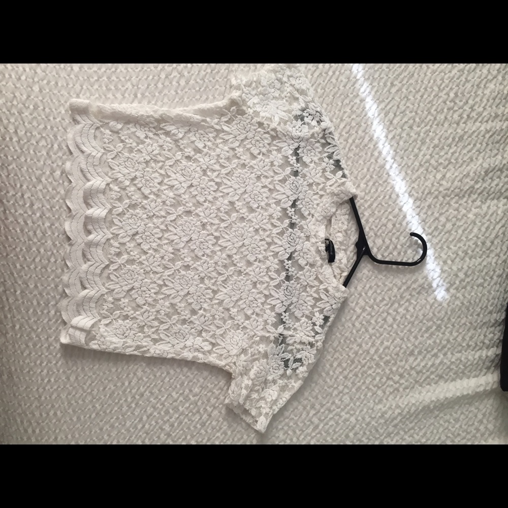 LACE CROP TOP